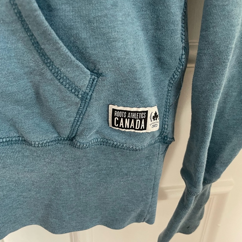 Nice stitched Beaver logo by Roots - Picture 6 of 6